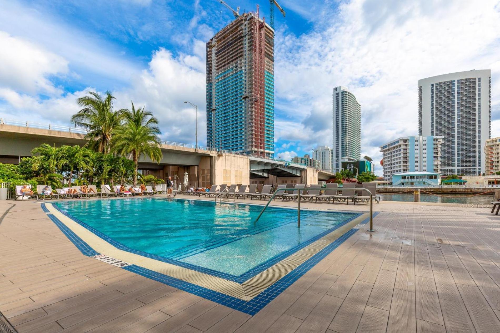 Modern One Bedroom Rental At Beach Walk Resort Miami 18Th Floor Hallandale Beach Extérieur photo